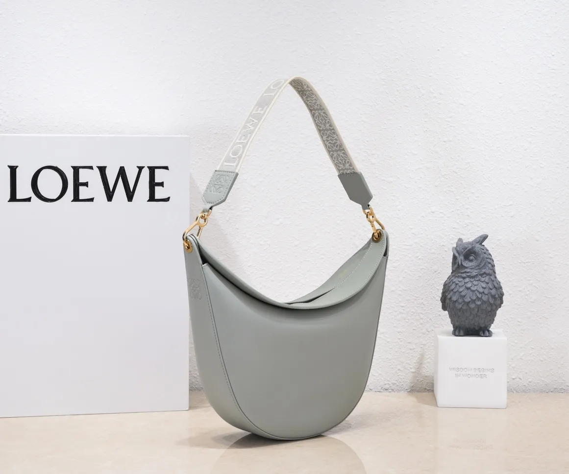 Off-white, top quality original. The smooth crescent shape of the L Luna series moon bag not only elongates the proportions of the whole person without getting stuck on the upper body, but also feels particularly comfortable. The wide shoulder strap design does not press the shoulder buckle opening, making it easier to open and close. The internal capacity is also large, and sunglasses and folding umbrellas can be easily arranged with sliding hanging loops hidden on both sides. Shoulder straps or hanging accessories can be attached, making it convenient for various occasions. It is a bag that shows off its temperament and is highly used in daily life! Luo Yiwei size: 29*27*8cm: model: 8891#